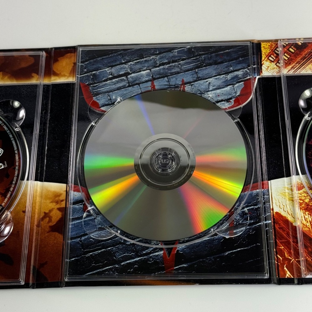 The Dark Knight Trilogy DVD Limited Edition Gift Set Lenticular Art Book 3-Disc - Picture 13 of 15